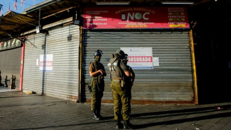 Operativo policial en barrio Franklin: decomisan ropa falsificada y detienen a dos personas en Santiago Centro
