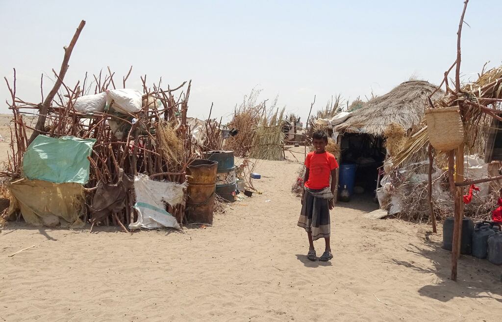 Un niño vive en una villa de desplazados por la guerra en Yemen