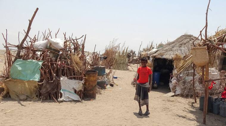 Un niño vive en una villa de desplazados por la guerra en Yemen