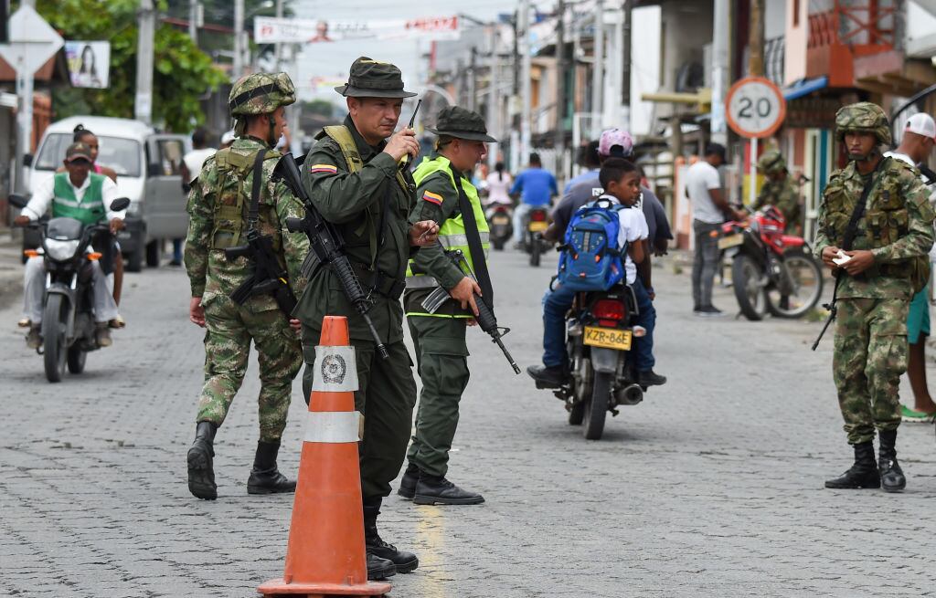 Policías y militares custodian las calles de la ciudad de Tumaco