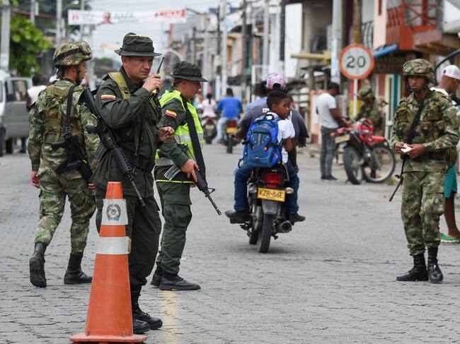 Policías y militares custodian las calles de la ciudad de Tumaco