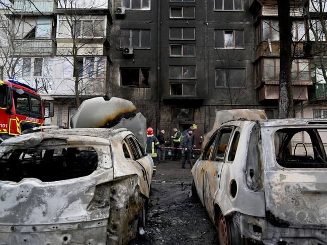Equipos de emergencia llegan hasta un edificio en una zona de la región de Kiev en Ucrania, la que fue atacada por proyectiles lanzados por Rusia.