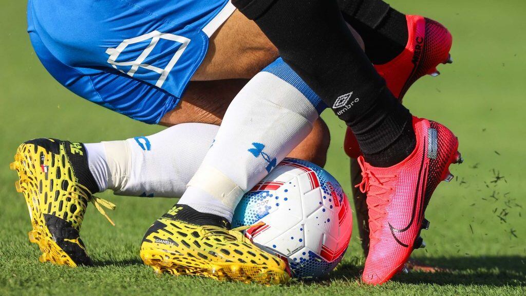 16 de Febrero del 2020/SANTIAGOLos jugadores Edson Puch (I) y Juan Manuel Insaurralde (D) disputan la pelota ,durante el partido valido por la cuarta fecha del campeonato AFP Plan Vital entre Colo Colo y Universidad Catolica, disputado en el Estadio Monumental.
FOTO:SEBASTIAN ORIA/AGENCIAUNO