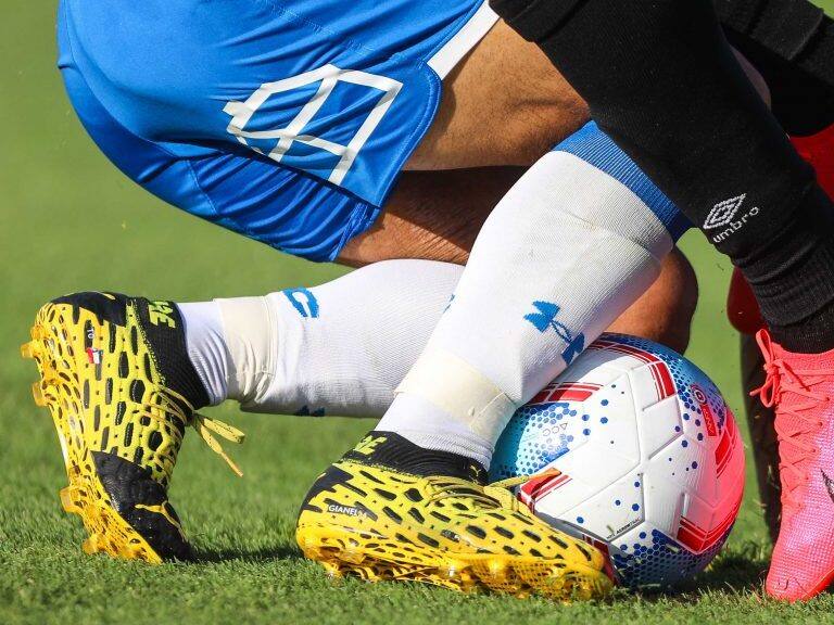 16 de Febrero del 2020/SANTIAGOLos jugadores Edson Puch (I) y Juan Manuel Insaurralde (D) disputan la pelota ,durante el partido valido por la cuarta fecha del campeonato AFP Plan Vital entre Colo Colo y Universidad Catolica, disputado en el Estadio Monumental.
FOTO:SEBASTIAN ORIA/AGENCIAUNO