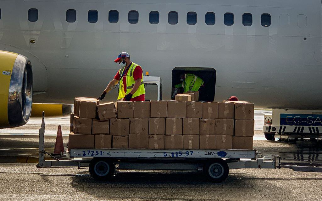Llegan los envíos de ayuda humanitaria al aeropuerto de La Habana en Cuba