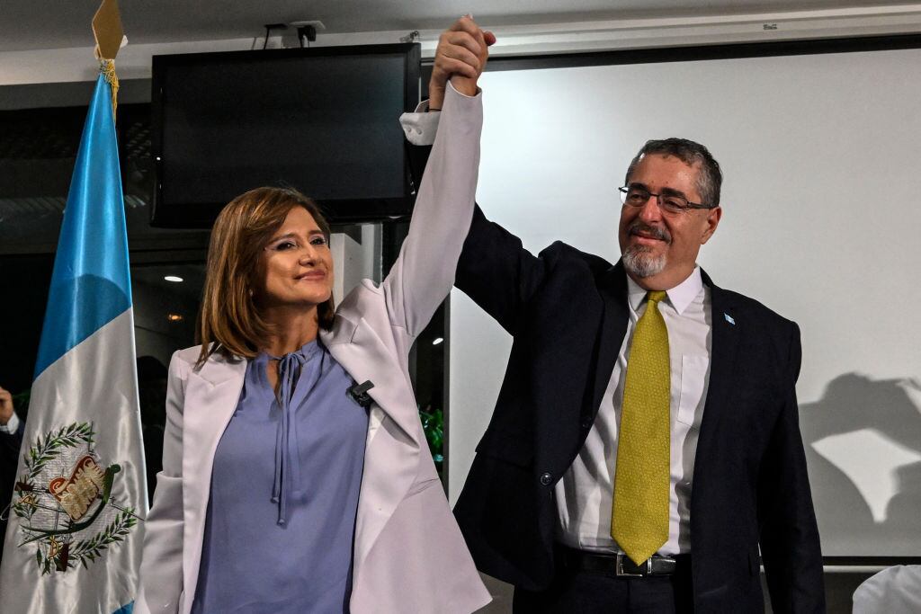 Bernardo Arévalo y Karin Herrera festejan su triunfo electoral en Guatemala