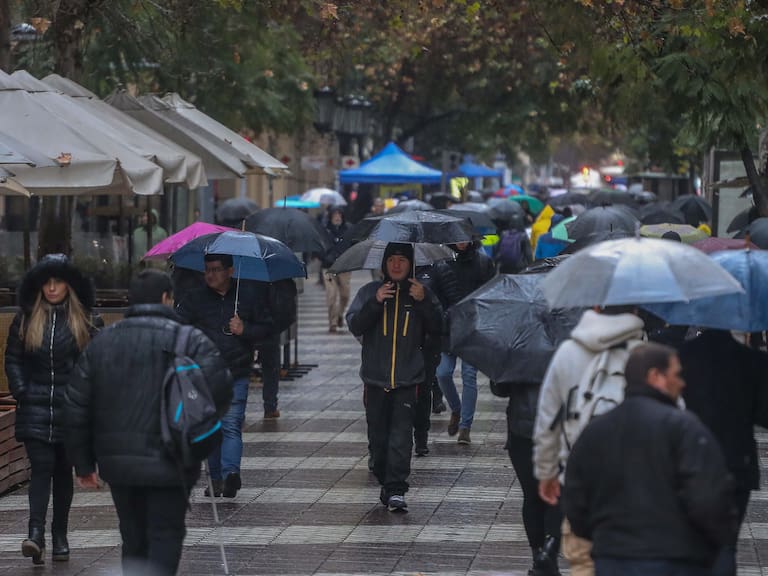 Lluvia en Santiago: estas son las comunas donde caerán precipitaciones este fin de semana
