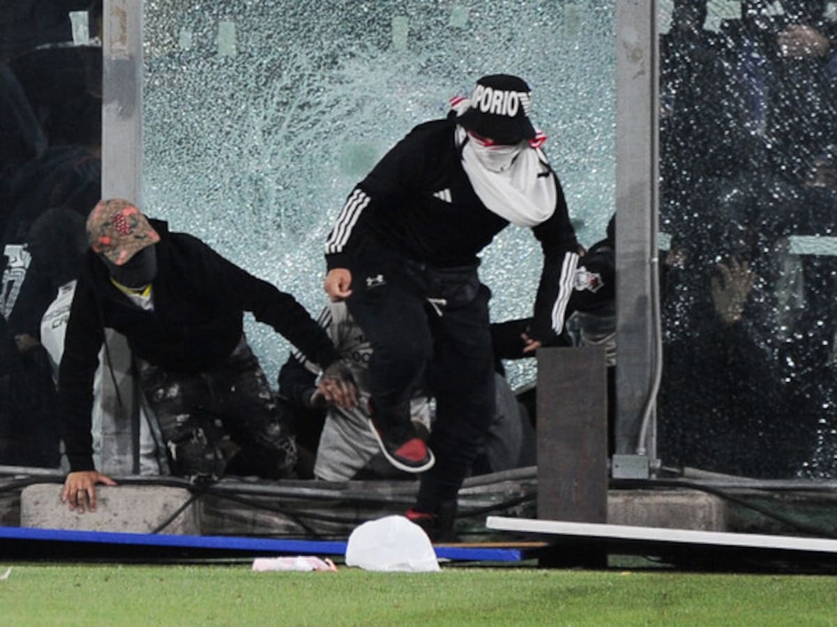 No contentos con destruir el Monumental, delincuentes disfrazados de barristas destrozan el gimnasio de las juveniles de Colo Colo