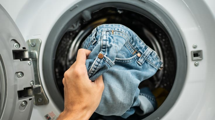 ¿Es necesario lavar la ropa nueva antes usarla? Esto dicen los expertos