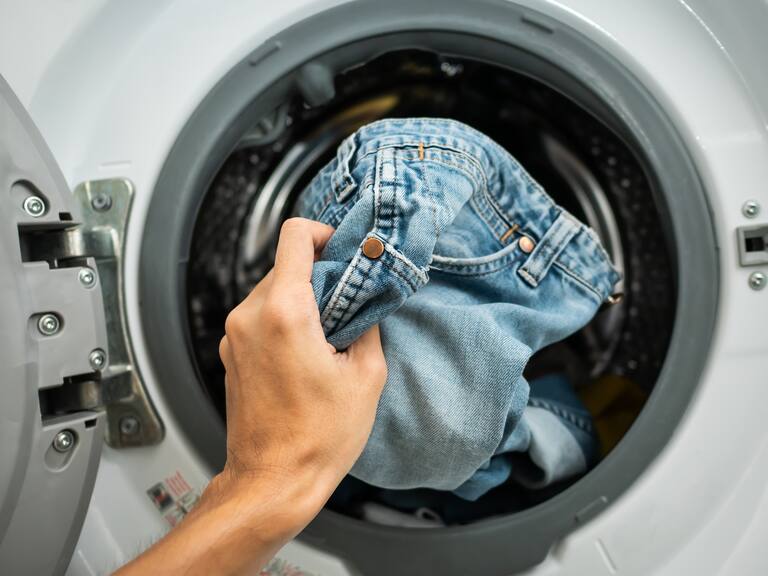 ¿Es necesario lavar la ropa nueva antes usarla? Esto dicen los expertos