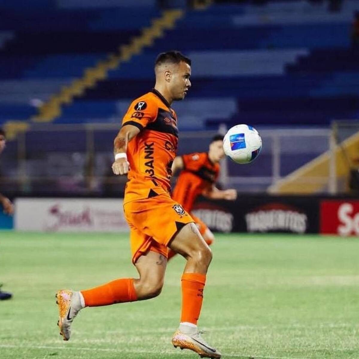 Goleador chileno vende su ropa para pagar una operación tras gestión “humillante” de su último club