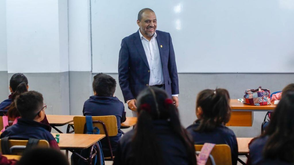 El ministro Ávila junto a los estudiantes del Colegio de Maipú. / Cedida.