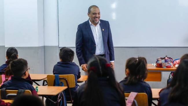 El ministro Ávila junto a los estudiantes del Colegio de Maipú. / Cedida.
