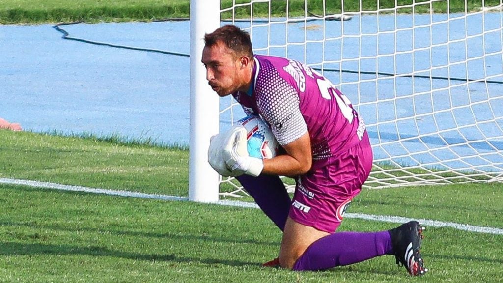 11 DE FEBRERO DE 2021/SANTIAGOSebastian Perez (c) contiene el remate, durante el partido valido por trigsima tercera fecha del Campeonato Nacional AFP PlanVital 2020, entre Audax Italiano y Deportes Iquique, disputado en el Estadio Nacional.
FOTO: SEBASTIAN ORIA/AGENCIAUNO