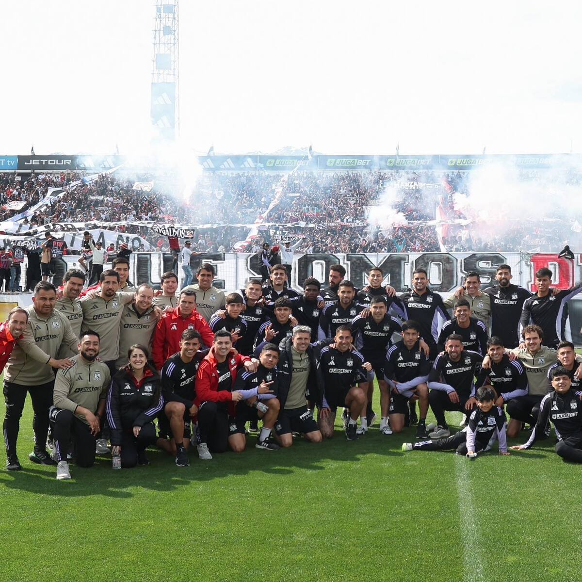No hay caso: hinchas de Colo Colo se pelean entre ellos en medio del ‘arengazo’ previo al Superclásico