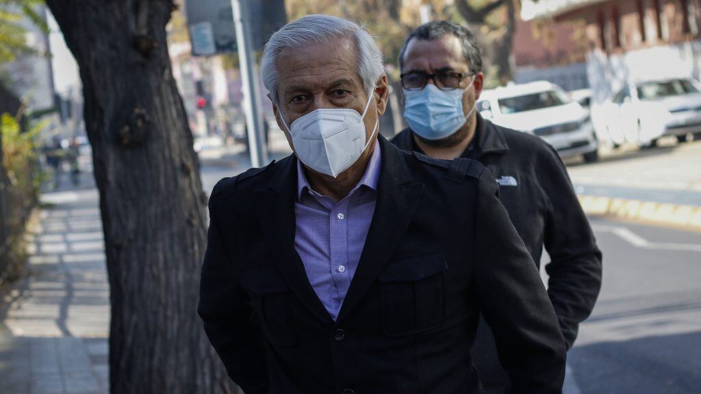 13 de junio del 2021/SANTIAGOEl Presidente del PPD, Heraldo Muñoz, llega a votar a la escuela Libertadores de Chile, en la comuna de Santiago, en el marco de la segunda vuelta de los gobernadores en la Región Metropolitana.
FOTO: SEBASTIAN BELTRAN GAETE/AGENCIAUNO