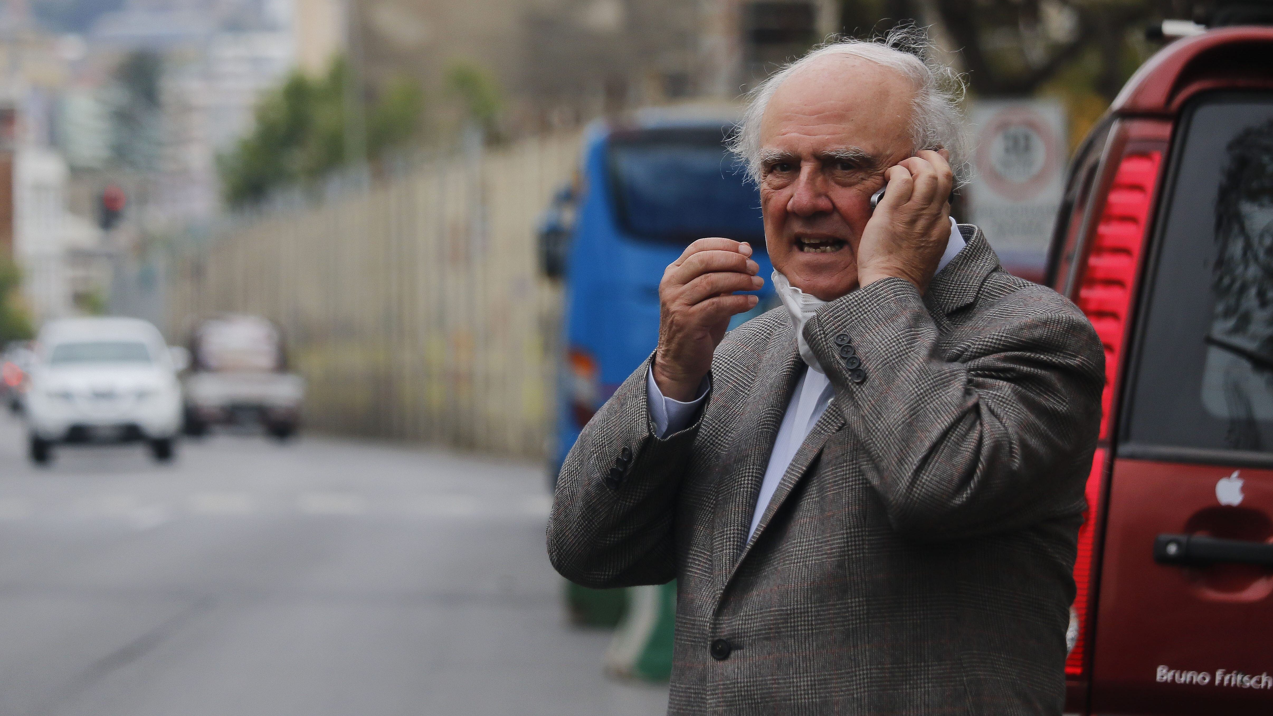 11 DE NOVIEMBRE DE 2020/VALPARAISOEl candidato independiente a la Convencion Constituyente por una nueva Constitucion, Agustin Squella, tras un punto de prensa en donde, junto a otros postulantes, solicitan las mismas garantias para candidatos independientes como para postulantes de partidos politicos.
FOTO: LEONARDO RUBILAR CHANDIA/AGENCIAUNO