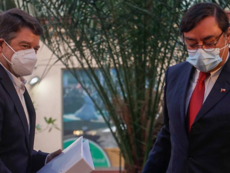 Claudio Orrego denunció millonarios contratos con sobreprecio en la administración de Felipe Guevara