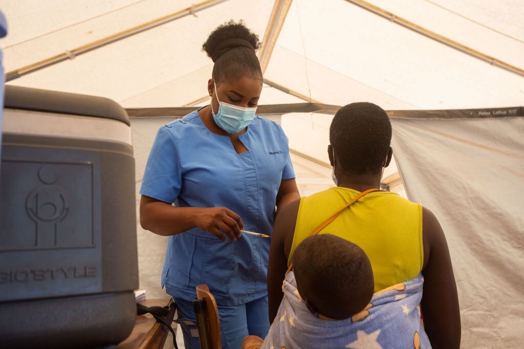 Enfermera aplica una dosis de la vacuna anticovid en un hospital de Zimbabue