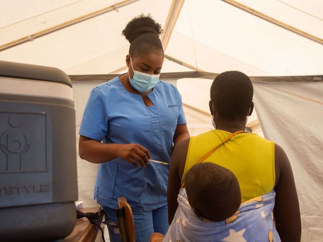 Enfermera aplica una dosis de la vacuna anticovid en un hospital de Zimbabue