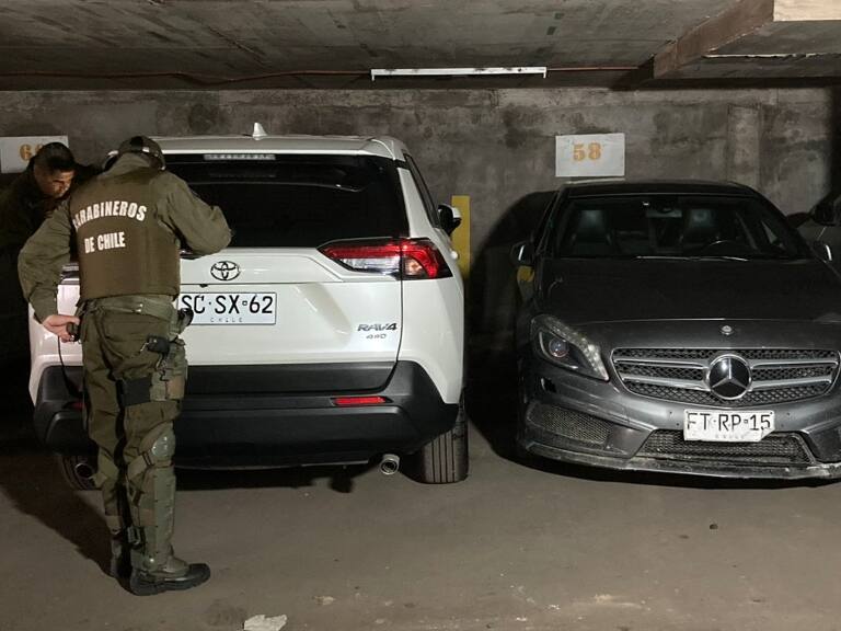 Encuentran nueve vehículos con encargo por robo en estacionamiento de Santiago