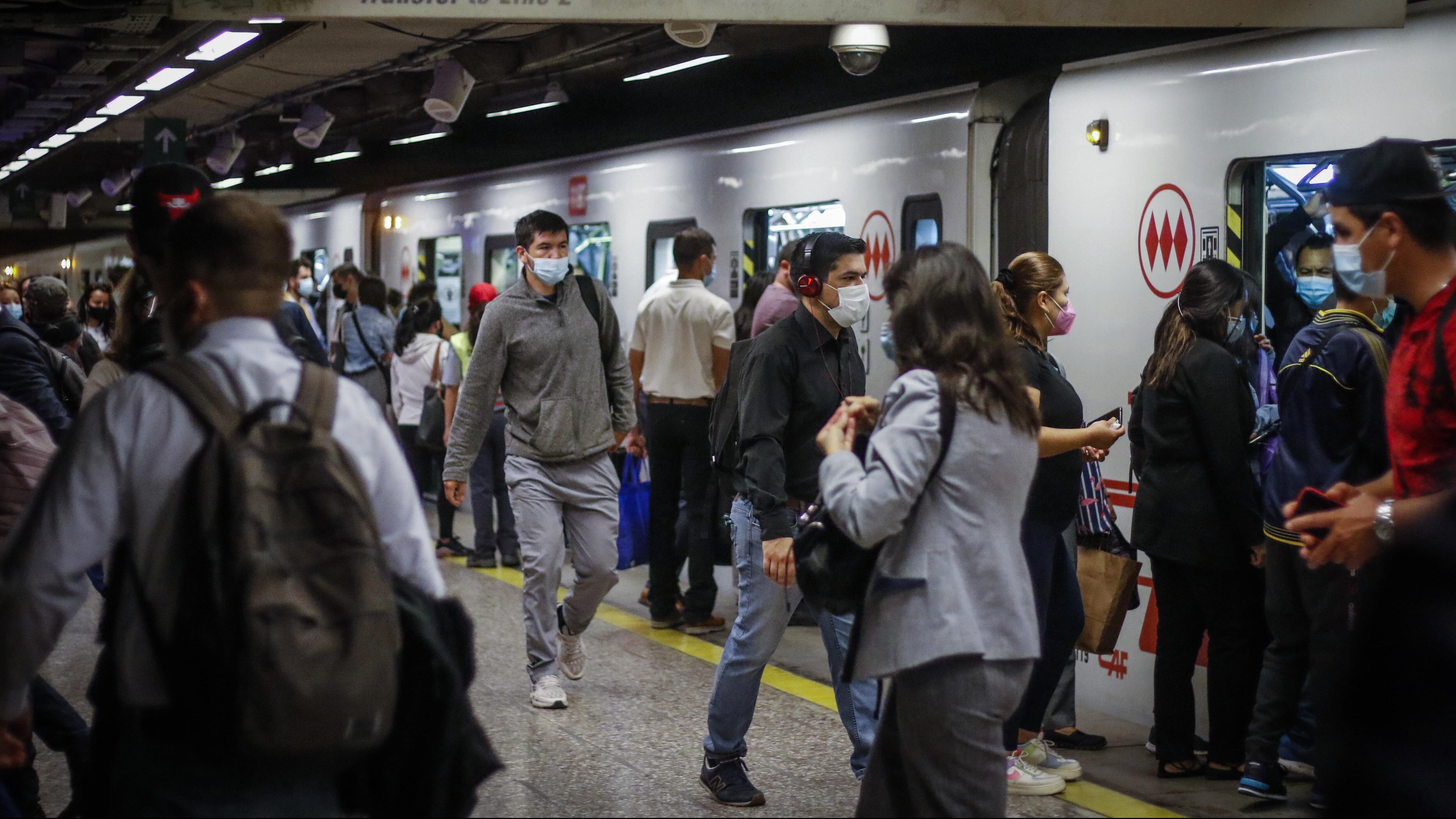 1 de marzo del 2021/SANTIAGOUn hombre camina por el anden del la Estacion Los Heroes, durante el denominado super lunes, donde los estudiantes entrarían a clases presenciales en los diversos colegios de la capital.
FOTO: SEBASTIAN BELTRAN GAETE/AGENCIAUNO