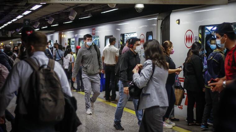 1 de marzo del 2021/SANTIAGOUn hombre camina por el anden del la Estacion Los Heroes, durante el denominado super lunes, donde los estudiantes entrarían a clases presenciales en los diversos colegios de la capital.
FOTO: SEBASTIAN BELTRAN GAETE/AGENCIAUNO