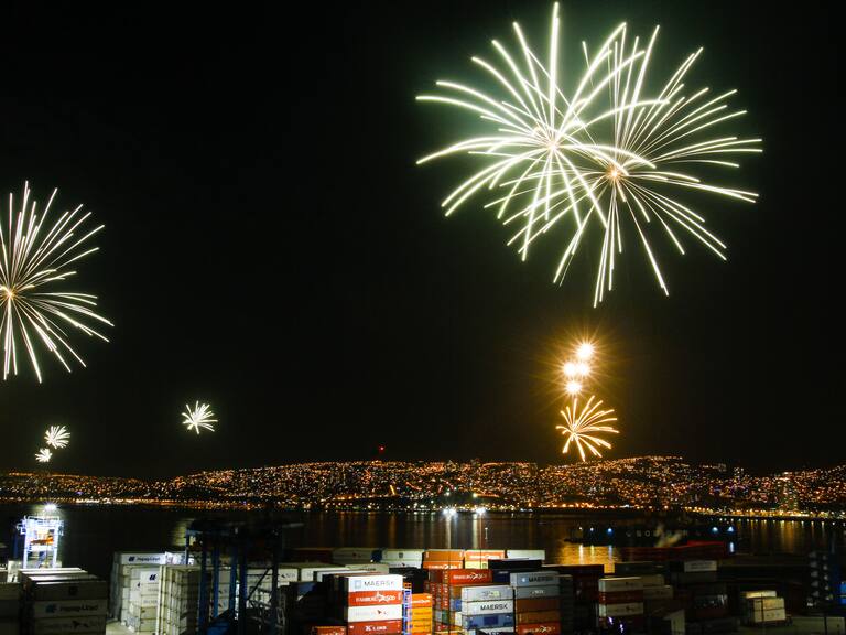 Valparaíso suspende fuegos artificiales en Laguna Verde por marejadas