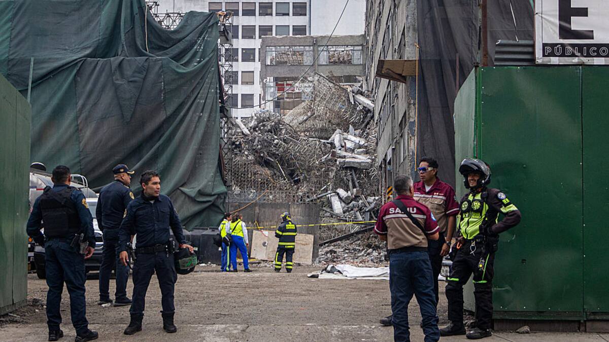Tragedia en México: colapso de edificio en demolición deja un muerto y trabajadores atrapados