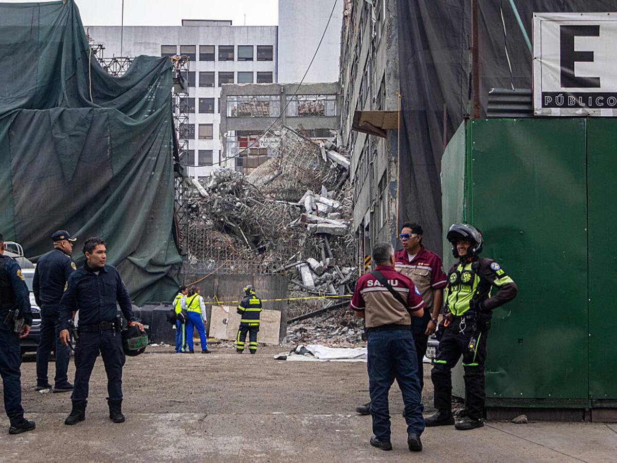 Tragedia en México: colapso de edificio en demolición deja un muerto y trabajadores atrapados