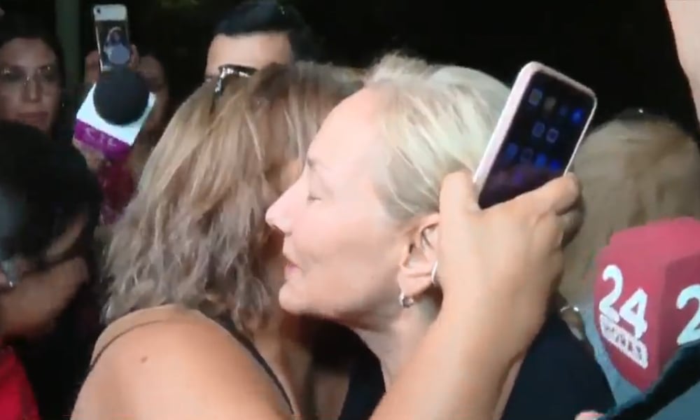Captura de TVN | Cecilia Morel llegando a su vivienda en la comuna de Las Condes