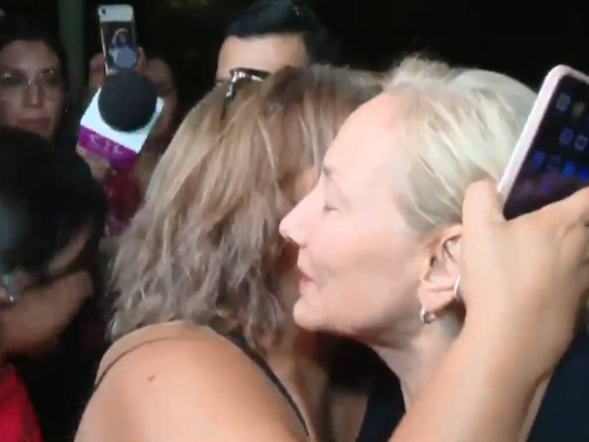 Recibida con abrazos y aplausos: Cecilia Morel agradece muestras de cariño a las afueras de su casa en Las Condes