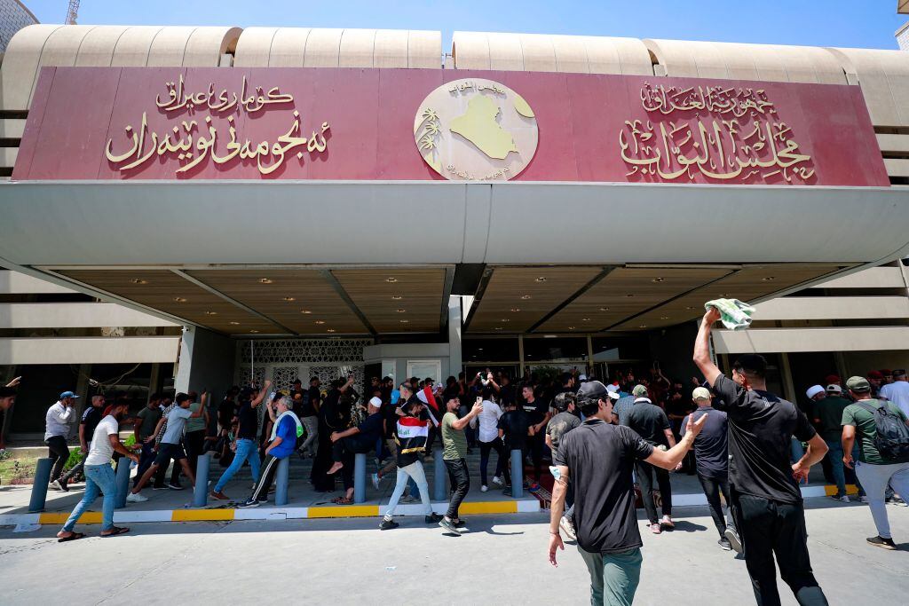 Seguidores del clérigo Muqtada Al Sadr ingresan al parlamento de Irak