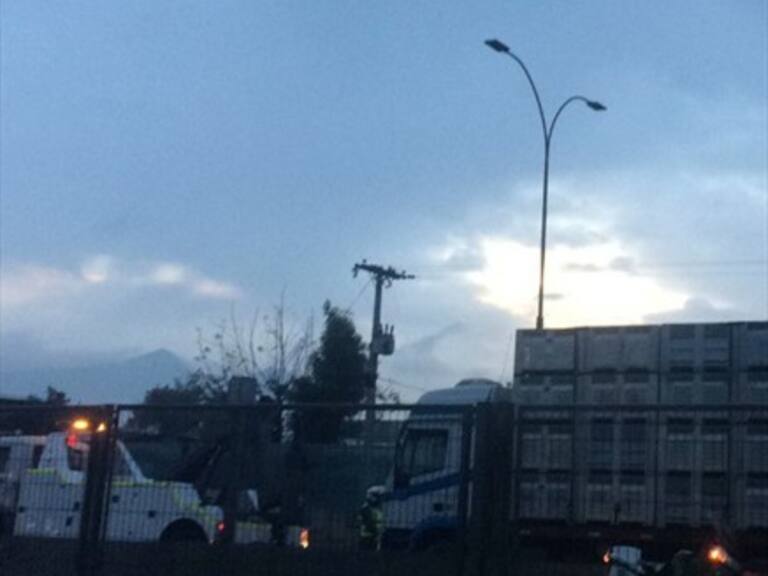 Colisión de dos camiones en avenida General Velásquez genera problemas en el tránsito