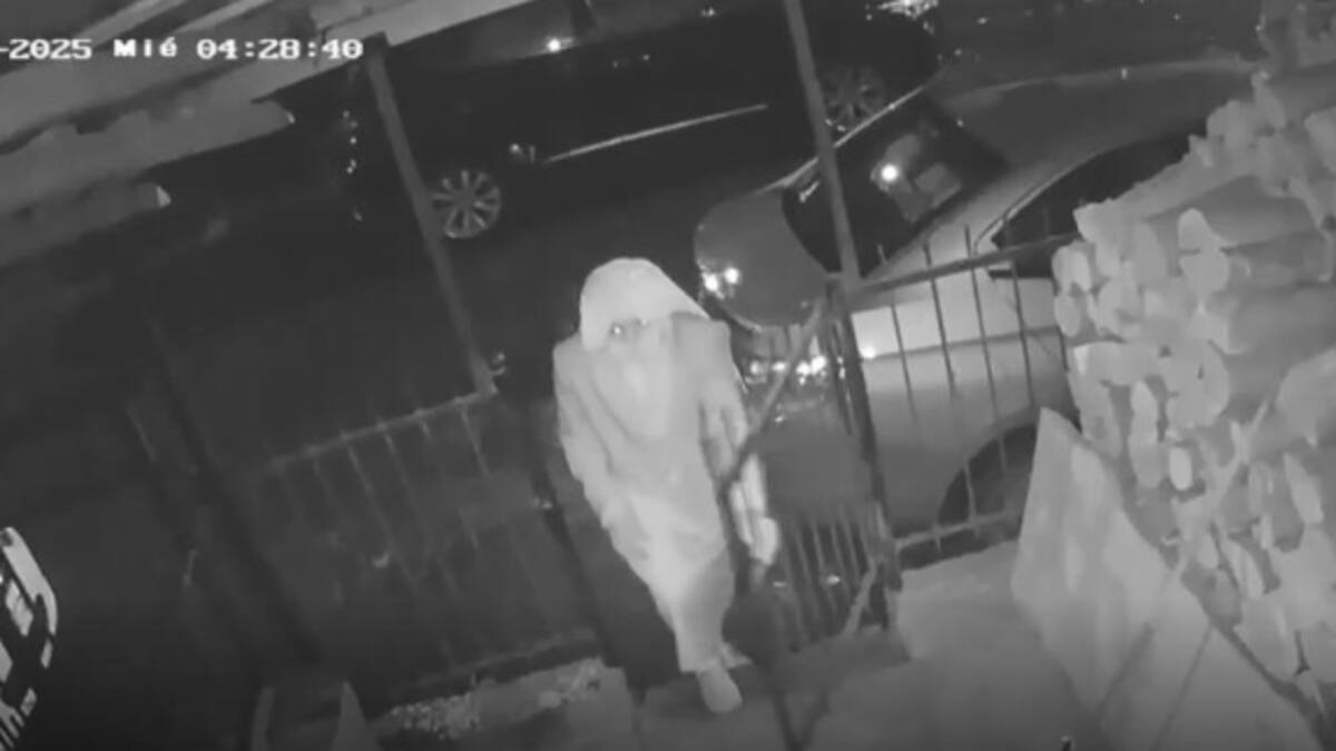 Delincuente disfrazado de monja roba tablón de madera en Santa Juana