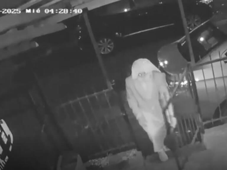 Delincuente disfrazado de monja roba tablón de madera en Santa Juana