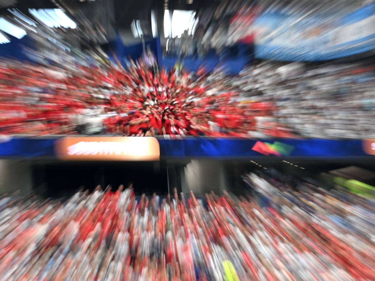 Micrófono abierto expone a periodista en plena transmisión de partido: “Este Mundial de mierda...”