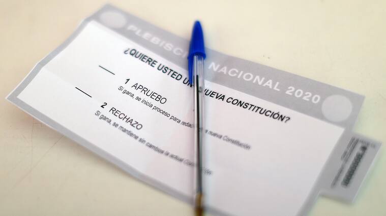 14 de Octubre de 2020/SANTIAGO Vista de la papeleta de votacion , durante la presentancion de la Guía de Preguntas y Respuestas, Plebiscito 2020, que realizaron las Autoridades en el Colegio Costa Rica.
FOTO:CRISTOBAL ESCOBAR/AGENCIAUNO