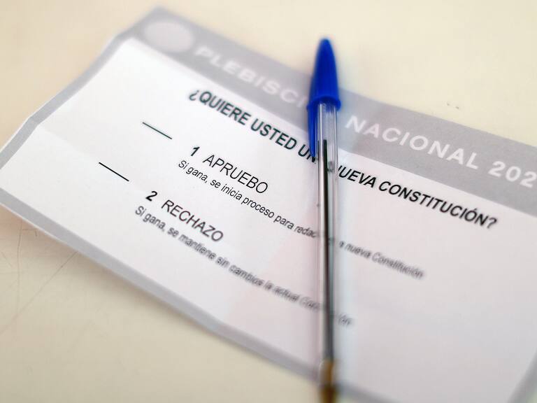 14 de Octubre de 2020/SANTIAGO Vista de la papeleta de votacion , durante la presentancion de  la Guía de Preguntas y Respuestas, Plebiscito 2020, que realizaron las Autoridades en el Colegio Costa Rica.

FOTO:CRISTOBAL ESCOBAR/AGENCIAUNO