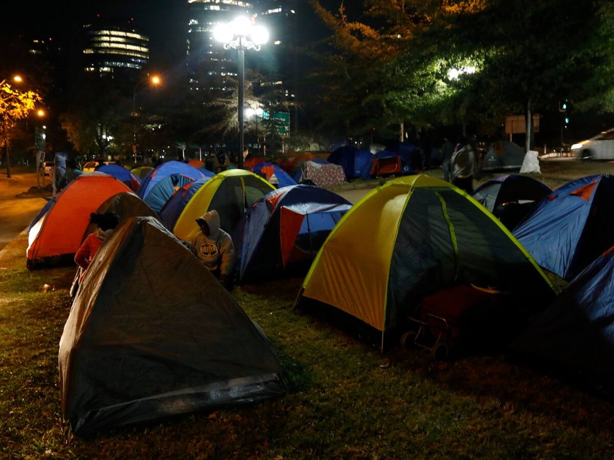 Ciudadanos bolivianos volvieron a acampar en las afueras del consulado a la espera de su repatriación