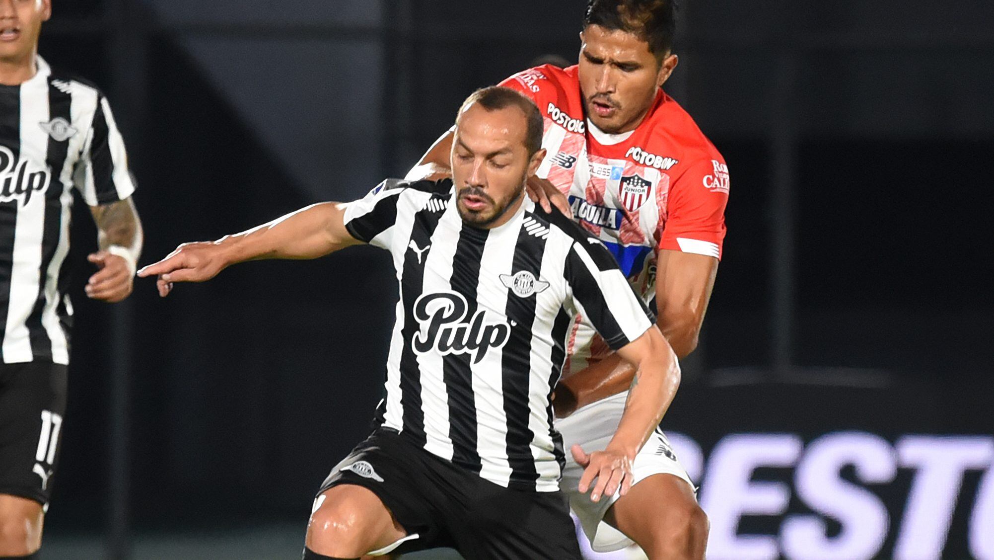 ASUNCION, PARAGUAY - JULY 21: Marcelo Díaz of Libertad competes for the ball with Larry Vásquez of Junior during a round of sixteen second leg match between Libertad and Junior as part of Copa CONMEBOL Sudamericana 2021 at Estadio Defensores del Chaco on July 21, 2021 in Asuncion, Paraguay. (Photo by Christian Alvarenga/Getty Images)