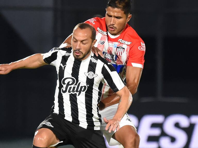 ASUNCION, PARAGUAY - JULY 21: Marcelo Díaz of Libertad competes for the ball with Larry Vásquez of Junior during a round of sixteen second leg match between Libertad and Junior as part of Copa CONMEBOL Sudamericana 2021 at Estadio Defensores del Chaco on July 21, 2021 in Asuncion, Paraguay. (Photo by Christian Alvarenga/Getty Images)