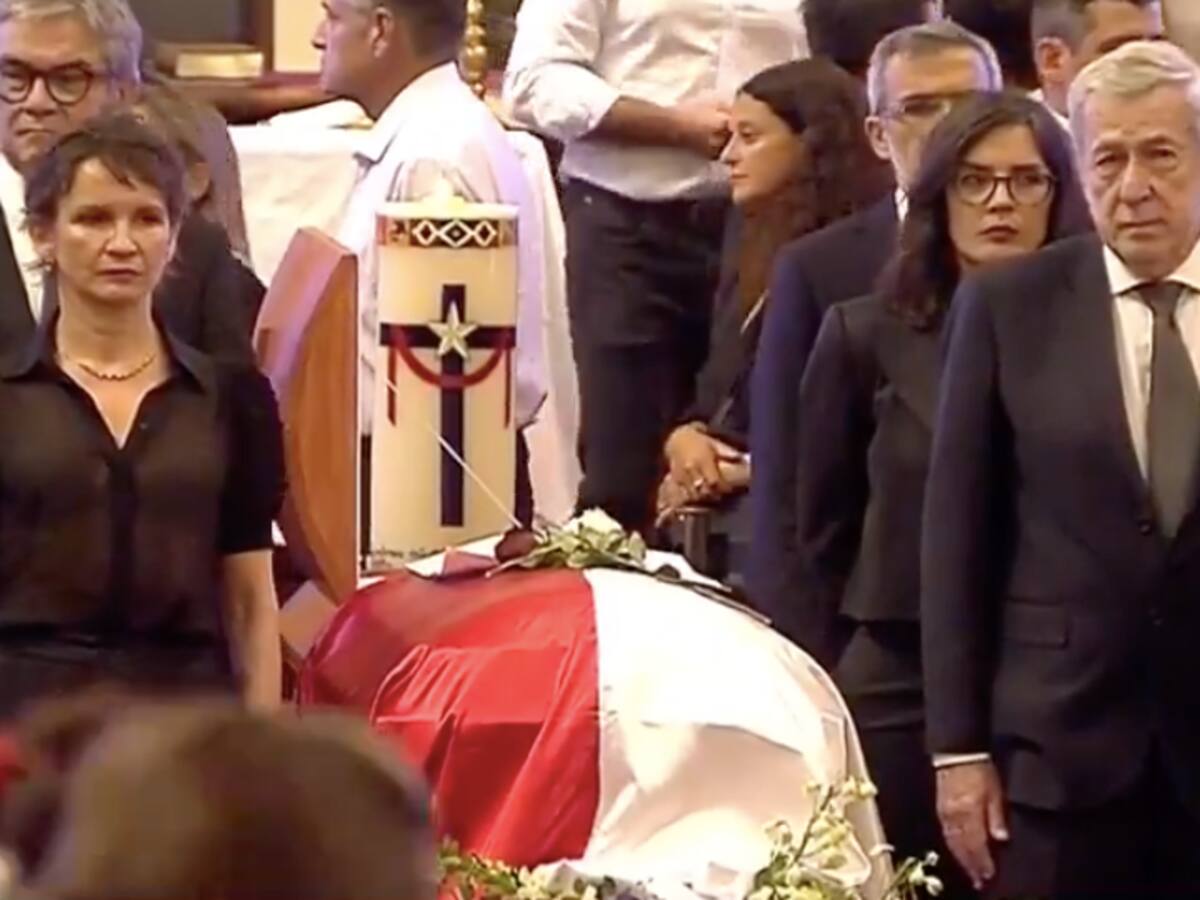 Secretarios de Estado del Presidente Boric hacen guardia de honor a Sebastián Piñera en el ex Congreso