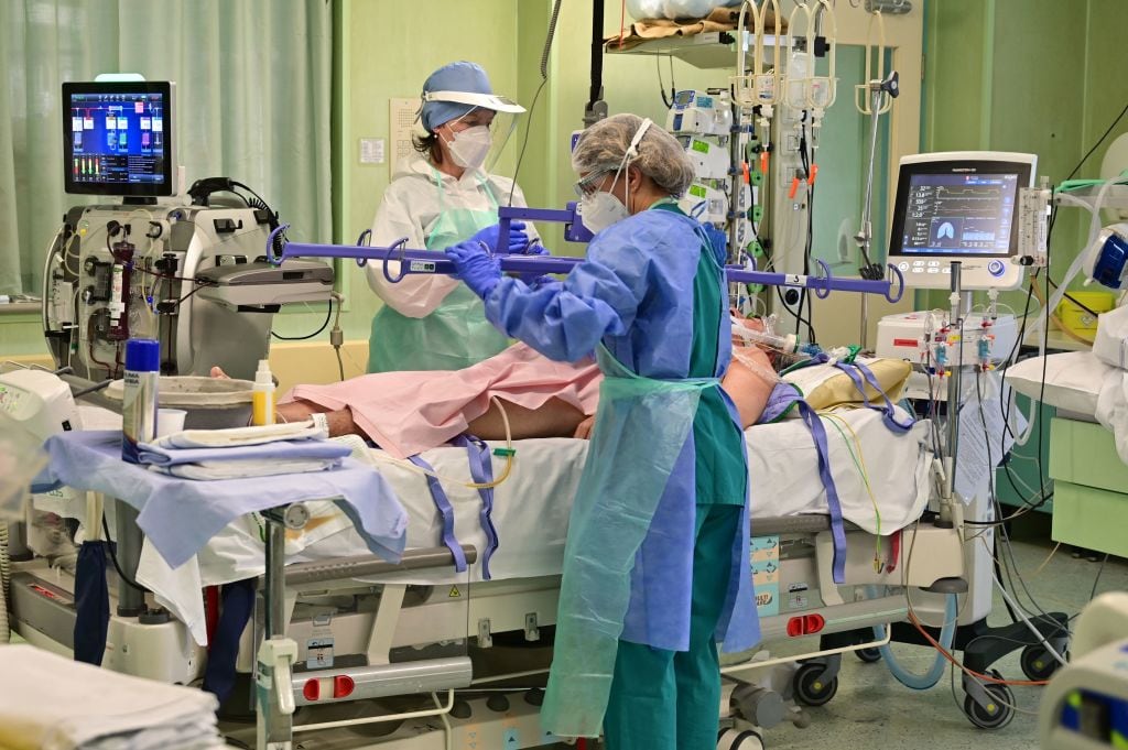 Trabajadores de la salud atienden a paciente Covid-19 en un hospital de Seriate