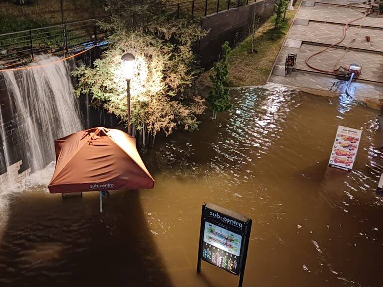 Escuela Militar: rotura de matriz inundó tiendas comerciales