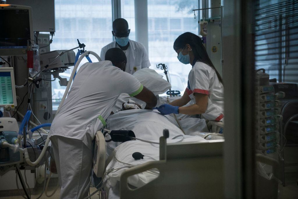 Equipo médico asiste a un paciente covid-19 en un hospital de París