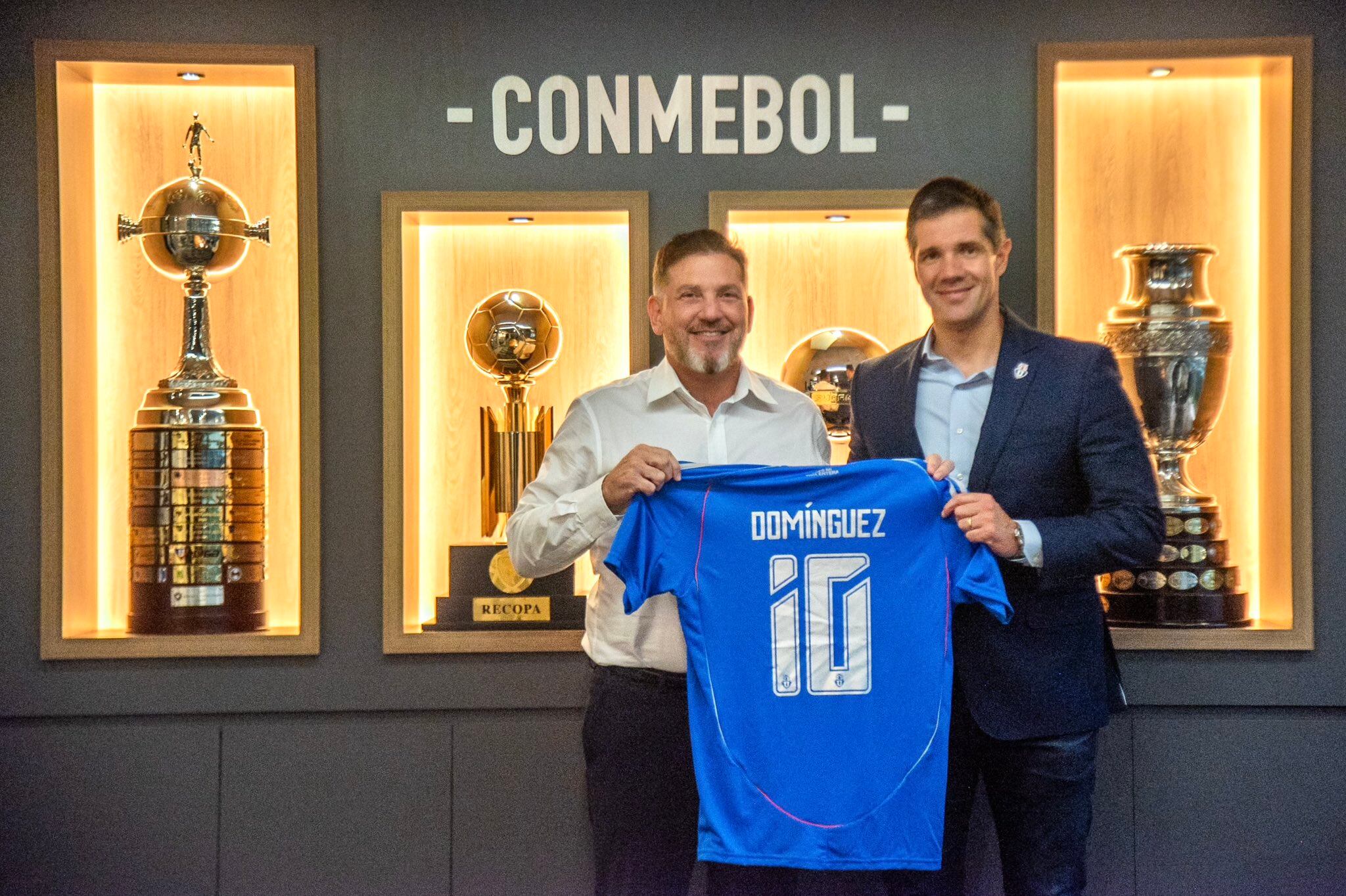 La inesperada reunión de Michael Clark con el presidente de Conmebol, Alejandro Domínguez | X: Universidad de Chile