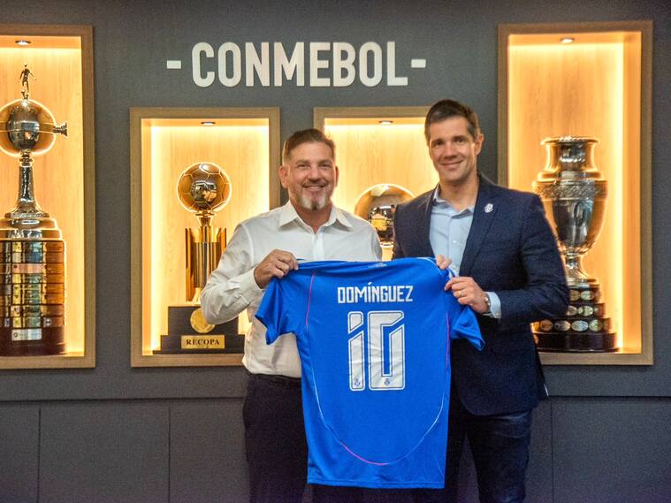 La inesperada reunión de Michael Clark con el presidente de Conmebol, Alejandro Domínguez | X: Universidad de Chile