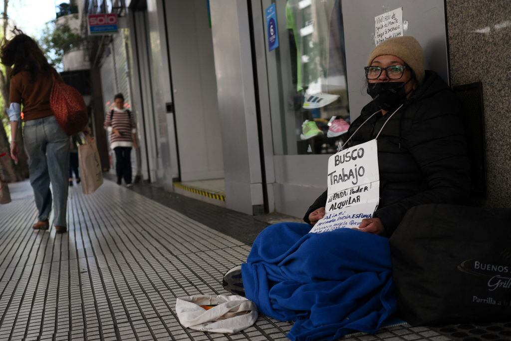 Una mujer pide trabajo y ayuda económica en las calles de la ciudad de Buenos Aires en Argentina