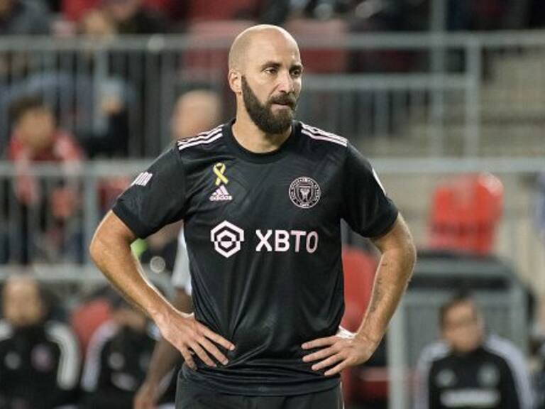 TORONTO, ONTARIO, CANADA - 2022/09/30: Gonzalo Higuain (10) of Inter Miami seen in action during the MLS game between Toronto FC and Inter Miami CF at BMO field in Toronto. The game ended 0-1 Inter Miami win. (Photo by Angel Marchini/SOPA Images/LightRocket via Getty Images)